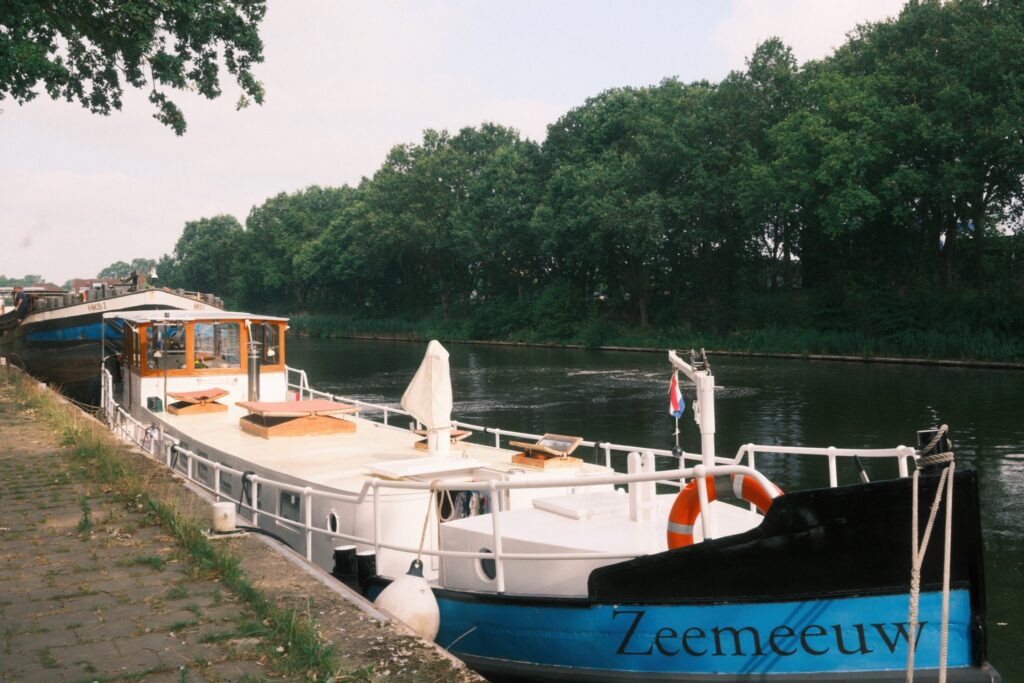 Binnenschiff Zeemeeuw am baumbestandenen Ufer des Wilhelminakanals in Oirschot festgemacht.