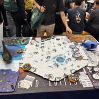 Strategisches Brettspiel mit Eis- und Polarthema auf der SPIEL Essen – Spielplan mit Hexfeldern und Figuren am Demotisch.