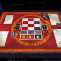 Spieltisch mit rotem asiatischem Design – Kartenspiel „Pandaii“ in traditionellem Stil auf der SPIEL Essen präsentiert.