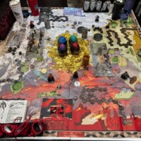 Fantasy-Brettspiel mit Drachen, Goldmünzen und bunten Eiern – detailreiche Spielwelt am Demotisch auf der SPIEL Essen.