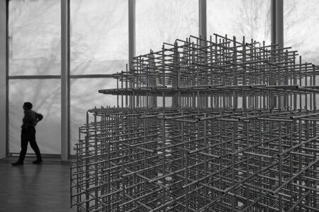 Moderne Rauminstallation aus Metallstangen, geometrische Gitterstruktur vor Panoramafenster, Besucher im Folkwang Museum