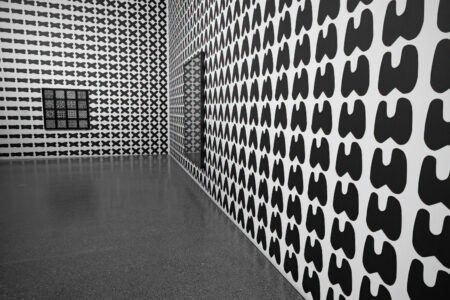 Große Wandinstallation mit schwarz-weißen geometrischen Mustern, leerer Ausstellungsraum im Folkwang Museum Essen
