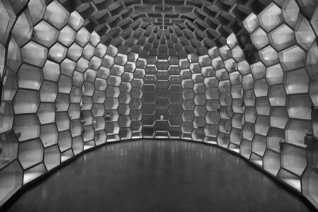 Wabenförmige Rauminstallation mit sechseckigen Elementen aus Beton, perspektivische Verzerrung von unten fotografiert, Folkwang Museum