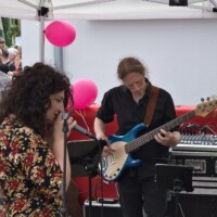 Livemusik unter dem Festzelt beim Tag der Trinkhallen: Sängerin und Bassist auf der Bühne