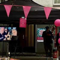 Bildschirm mit einer Talkrunde unter dem Festzelt einer Trinkhalle beim Tag der Trinkhallen in Rüttenscheid