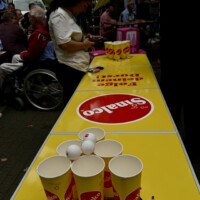 Bierpong-Tisch mit gelben Sinalco-Bechern bei einer Bude in Rüttenscheid