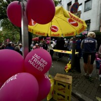 Pinke Luftballons mit der Aufschrift Tag der Trinkhallen vor einer Bude in Rüttenscheid