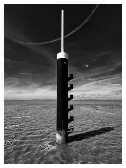 Alt-Text: „Seezeichen Nummer 220 mit Leitersprossen steht im flachen Wattenmeer, dramatischer Wolkenhimmel mit Kondensstreifen, Schwarzweiß-Fotografie