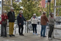 Eine Gruppe von Menschen steht im öffentlichen Raum in Köln und trägt Virtual-Reality-Brillen.